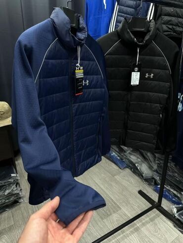 балоневая куртка: Гибридные мужские куртки Under Armour - Модели: синяя и черная -