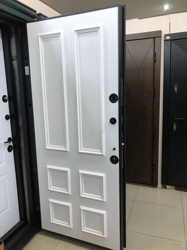 Giriş qapıları: Bu qapılar müasir dizaynı və davamlı materialları ilə seçilir. Evinizə — 7