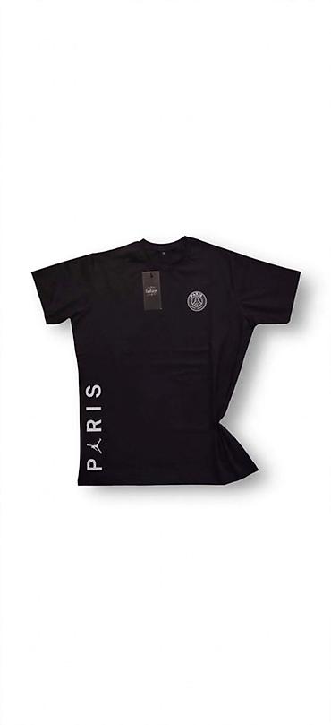 Crna kratkorukavna majica sa printom “PARIS” duž leve strane i logom
