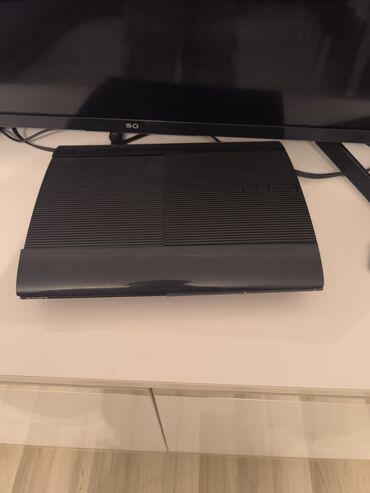 PS3 (Sony PlayStation 3): Qara rəngdə olan PlayStation 3 oyun konsolu. Bu model video oyunlarını