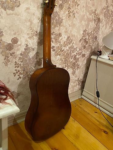 elektro gitara satisi: Sovet istehsalı klassik gitara - Korpus: tam ağac (təxminən — 3
