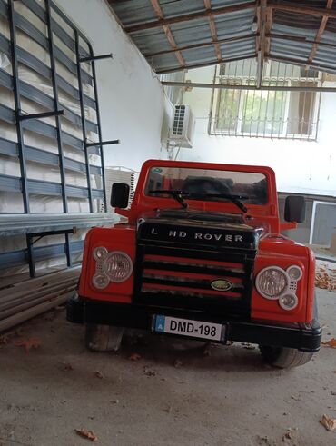 Uşaq üçün elektrik maşınları: Uşaqlar üçün nəzərdə tutulmuş qırmızı rəngdə Land Rover oyuncaq