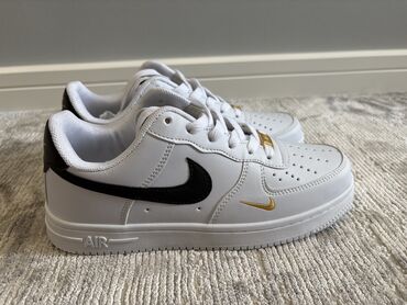 черно белое платье вечернее: Эркектердин кроссовкасы, 39.5, Nike, Жаңы, түсү - Ак, Өзү алып кетүү, Акылуу жеткирүү