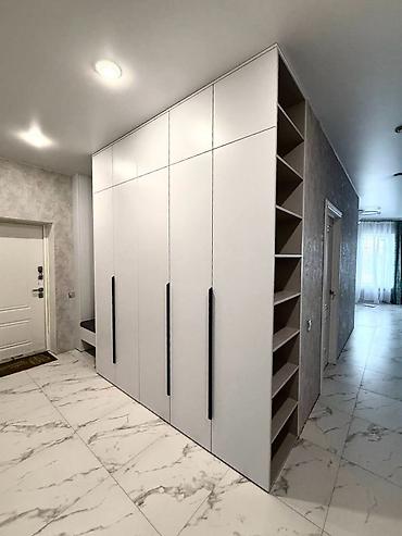 Ev üçün mebel: Mətbəx/dəhliz üçün müasir dizaynlı quraşdırma dolabı - Rəng: mat ağ — 3