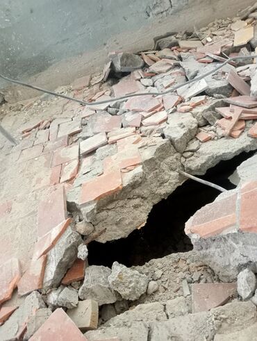 Демонтажные работы: Разбор полов, Снятие потолков, Демонтаж крыш | Демонтаж встроенных шкафов, Демонтаж керамогранита, Удаление краски | Сбивка старой штукатурки, Снятие извести, Снятие побелки | Демонтаж линолеума, Демонтаж плинтуса, Демонтаж теплого пола | Кровля из профнастила, Крыша из шифера, Металлочерепичная кровля 3-5 лет опыта — 9