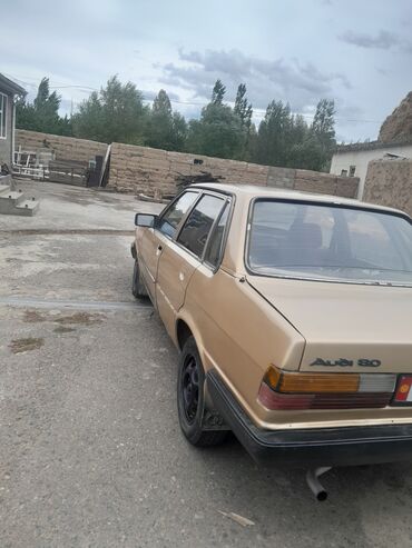 часы золотые с бриллиантами: Audi 80: 1982 г., 1.8 л, Механика, Бензин, Седан