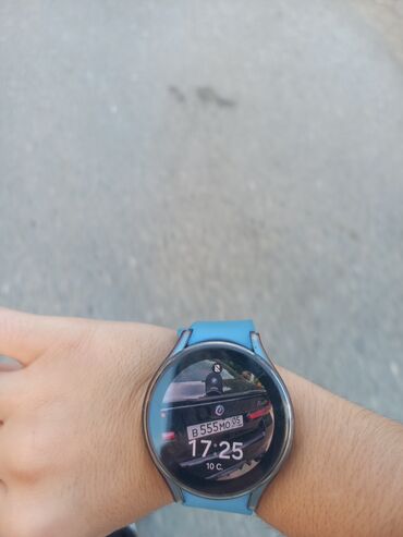 a52 ekranı: Galaxy watch lı, mavi silikon qayışlı. Xüsusiyyətlər: - Tam ekran