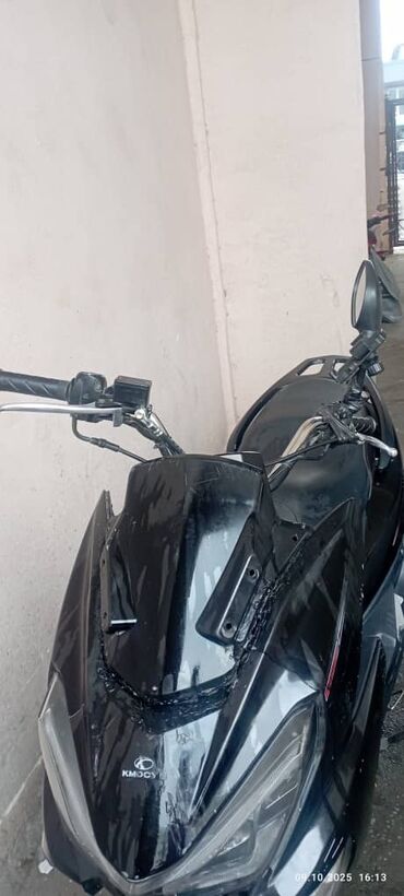 багажник для велосипедов: Макси-скутер Kymco (логотип KMCOY на передней панели), черный цвет