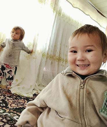 Букеты из живых цветов: Букет из крупных красных роз - Классическая композиция из густо — 9