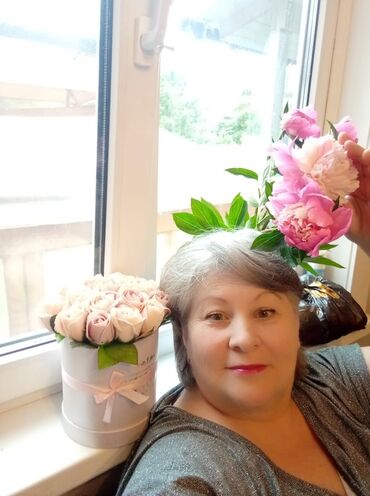 ящик для документов: Элегантная композиция из искусственных цветов в круглой подарочной