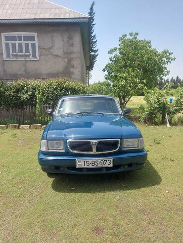 niva urban buferi satiram: Mavi rəngdə olan GAZ-31105 sedan avtomobili. Salonu genişdir, rahat