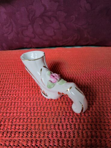 Ostali kućni dekor: Figura nova tkz opanak,Zajecar porcelan 70te. Figura,vazica nova — 3