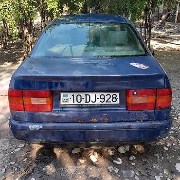 4 korpus kotan: Volkswagen Passat sedan - Kuzov: 4 qapılı sedan, tünd mavi rəng - — 4