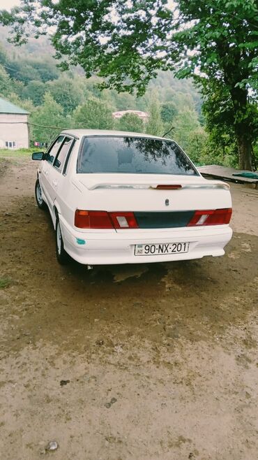 VAZ (LADA): Bu, dörd qapılı, ağ rəngli Lada Samara sedanıdır. Avtomobil yığcam — 8