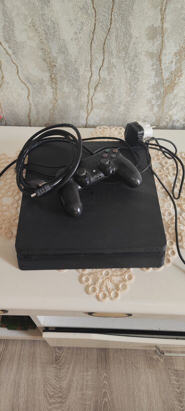 plesteysn 3: Ps 4 slim təzə kimidi az istifadə olunub 5 oyun var 1 orginal pult