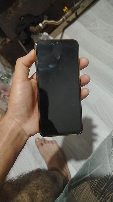 telefon altlıgı: Cubot A10 smartfonu. Şəkillərdə göründüyü kimi cihazın arxa — 1