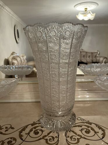 qebir ucun guller: Kristal süfrə dəsti - Zərif naxışlı, kəsim ornamentli iri kristal