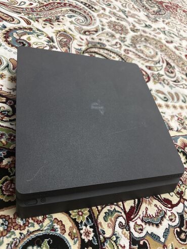 PS4 (Sony Playstation 4): Срочно продается playstation 4 slim, в комплекте два джойстика и 8