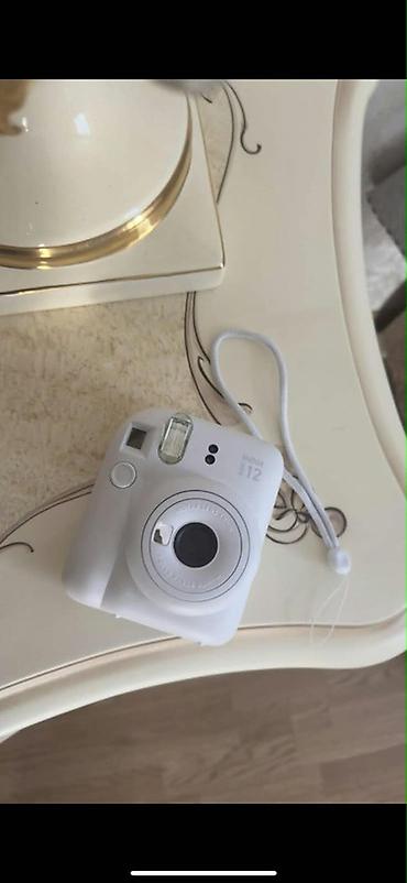 Fujifilm Instax Mini 12 — компактная моментальная камера белого цвета