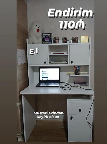 Ağ rəngli funksional kompüter və yazı masası, üst hissəsində çoxsahəli