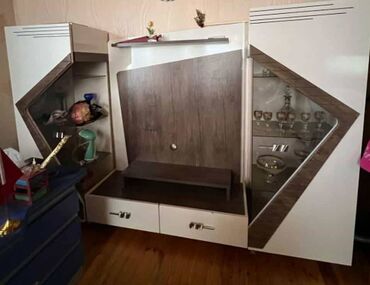 стеклянный обеденный стол: TV . stend super veziyyetde . Hec 1 cizigi pozugu yoxdu . Servantlari