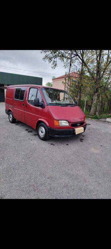 maşın danqratı: Fermer təsərrüfatı üçün nəzərdə tutulmuş, qırmızı rəngdə Ford Transit