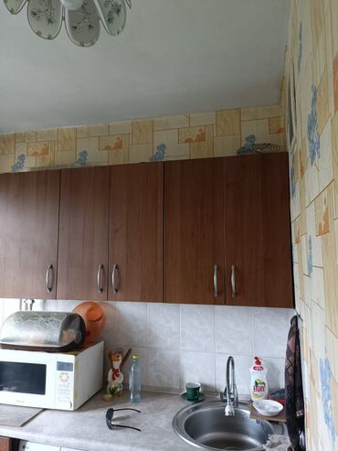 дом барачного типа: 2 комнаты, 42 м², 104 серия, 5 этаж, Старый ремонт