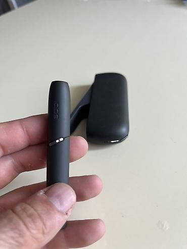 sarlar: IQOS 3 DUO heated tobacco cihazı satılır. Şəkillərdə qara rəngli — 2
