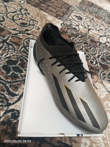 Krasofkalar və idman ayaqqabıları: Adidas f30 futbol buts, ot ucun