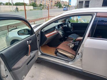 грузовой автомобиль: Элегантный седан Nissan Teana серебристого цвета, представленный в