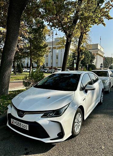 Toyota: Toyota Corolla: 2022 г., 1.8 л, Вариатор, Гибрид, Седан — 2
