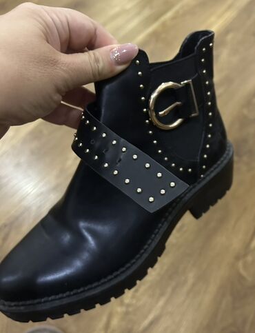 женские демисезонные сапоги на шпильке: StrAdivarius