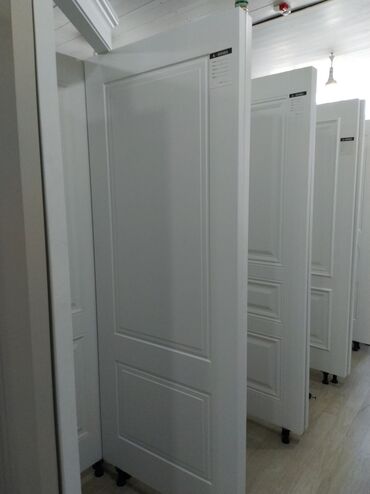 Otaq qapıları: Ağ rəngdə, klassik dizaynlı qapılar. Bu qapılar evinizin interyerinə