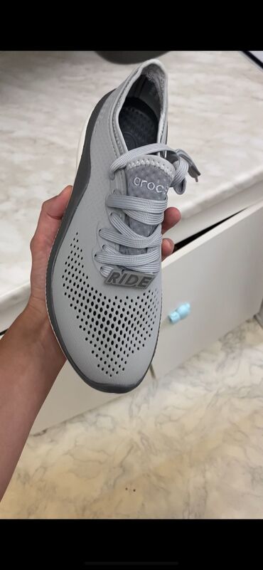 шлепанцы через палец: Босоножки, 39, Crocs, Новый, цвет - Серый, Платная доставка, Самовывоз
