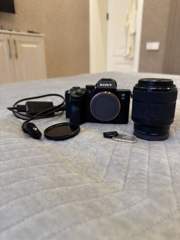 экшен камера сони: Sony A7 iii fotoaparatı və obyektiv satılır. Komplektə həmçinin