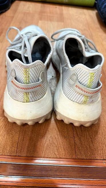 Кроссовки и спортивная обувь: Продаю мужские кросовки 42 размера ( большимерят на 43-44) В отличном — 5