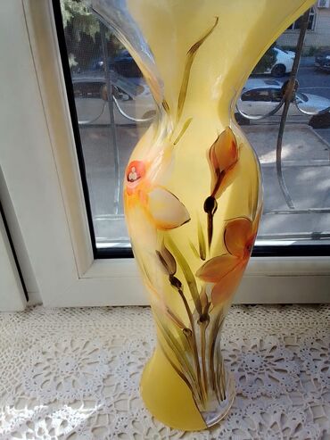 labubu şekili: Bir vaza