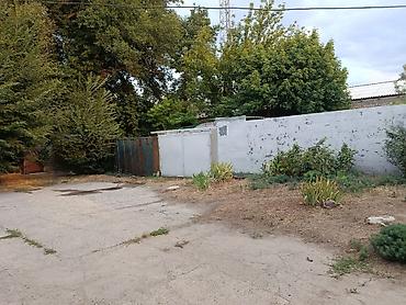 Продажа полдома: Продается пол дома. Район ГЭС-2. Участок по документам 5 сот. Рядом — 15