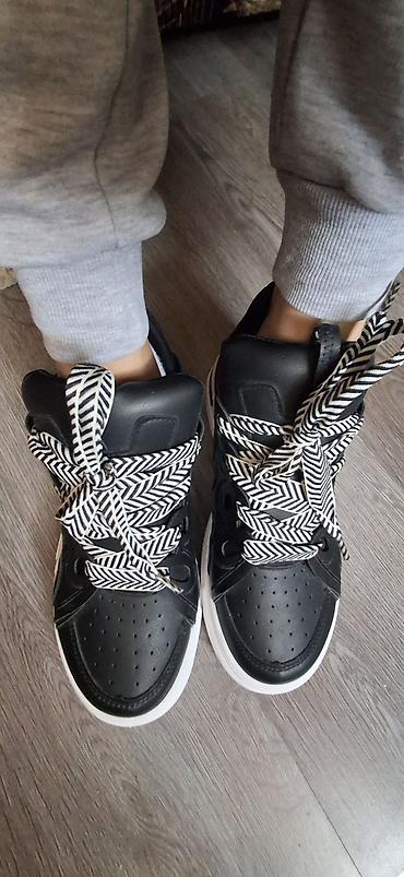 Patike: Patike – broj 40 - Model: crno‑bele patike niskog profila sa — 8