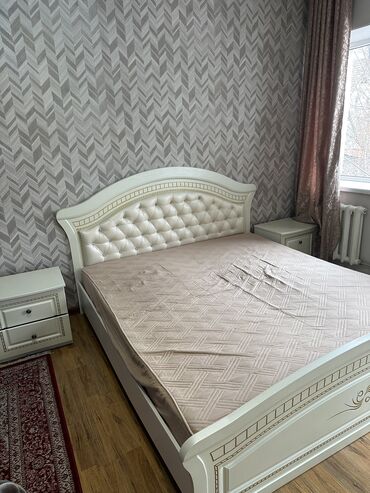одно спальные кровать: Спальный гарнитур, Двуспальная кровать, Шкаф, Комод, цвет - Белый, Б/у