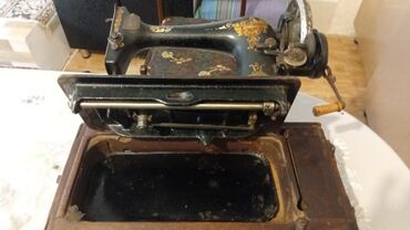 Qədim tikiş maşınları: Antik tikiş maşını – əl ilə fırladılan model - Korpus: Dəmir gövdə — 1