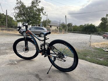 İdman velosipedləri: Ön asqılı, disk əyləcləri və möhkəm çərçivəsi olan dağ velosipedi — 18