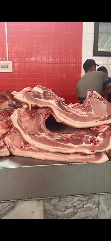 Свинина: СВИНИНА

猪肉。家养猪肉，非常美味。每天都有新鲜猪肉供应。

现有以下部位：
	•	后腿肉
	•	前腿肉
	•	猪排和排骨
	•	五 — 10