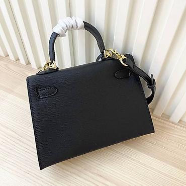 Torbe: Elegantna crna ručna torba od zrnaste kože, klasičnog trapezastog — 6