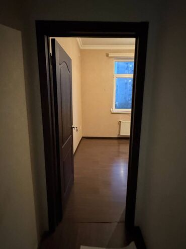Otaq qapıları: Təmirlə əlaqədar qapılar çıxarılıb satılır. Ölçüləri 200x80