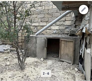 divarda dekor: Metall və taxta materiallardan yığılmış iri ölçülü həyət/təsərrüfat — 5