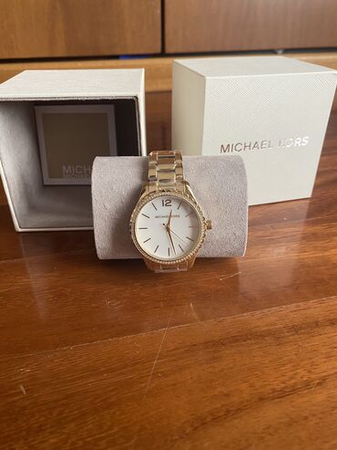 Oprema: MICHAEL KORS • sat 

Original!
Novo!
Full pakovanje!