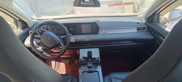 Другие детали салона: Электромобиль (салон) Особенности интерьера и оснащение: - Панорамная