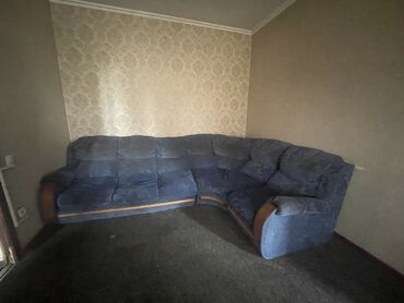 угловые диваны для гостинной: Угловой диван, цвет - Синий, Б/у