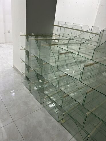 Biznes üçün program təminatı: Şüşə vitrin/raf sistemi Çatdirilma var .Baki sumqayit. - Material